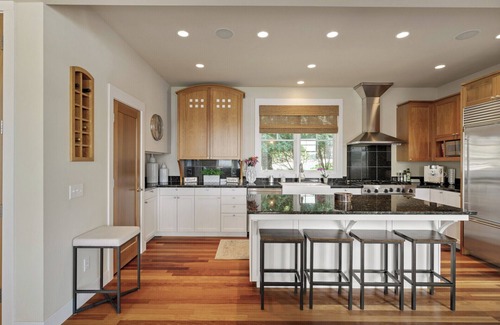 Navarre House | The Luxury Lake Minnetonka Home, Hot Tub, Captain Services, 4 Bedrooms, on lake