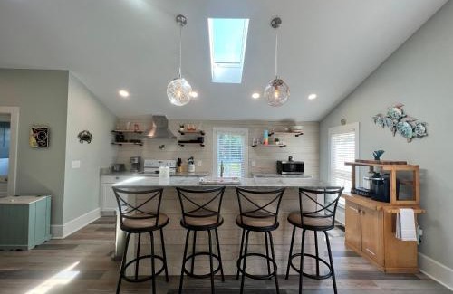 Issue House | The Lyellton House: Water View, Steps from Beach