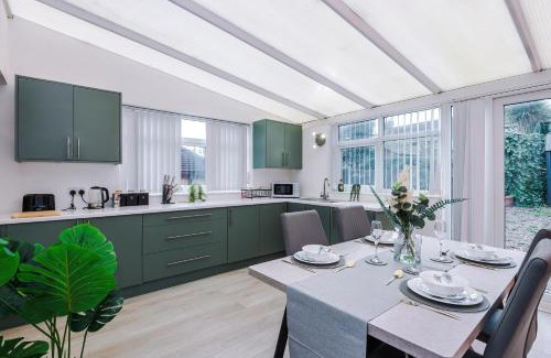 Tunstall Apartment | The Lyme Lounge by Parydise Properties - Spacious & Cosy 3BR with Free Parking - Perfect for Business & Family