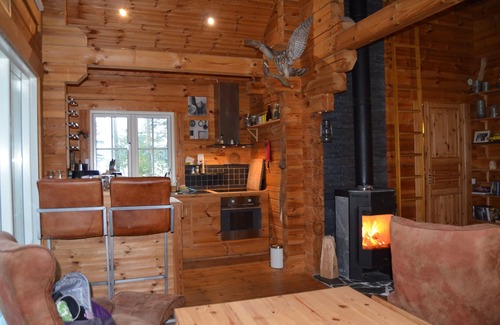 Gallo Ski Chalet | The Lynx lodge . cozy lakeside cottage .