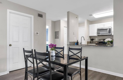 Pleasant Valley Apartment | The Magenta - Bold Design + Prime Location + Sleeps 10 + Amenities