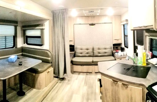 Lakeview House | The Magnolia House RV Winnebago Sleeps 3