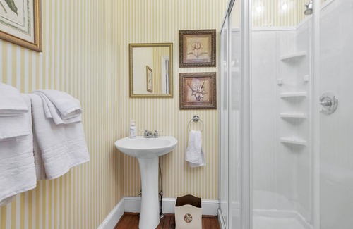Roanoke Bed & Breakfast | The Maridor - "Tulip" - Historic home near lots of shops and restaurants