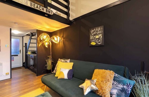 Seafront Boat Rental | The Marina retreat -free parking