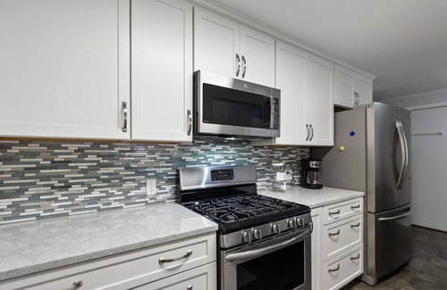 Friendly House | The Mellow Yellow: 2.2 mi to UO/3.5 mi to Autzen