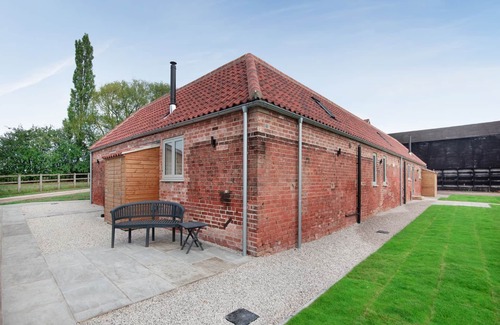 Kneesall Cottage | The Milling shed gives you the WOW factor from the minute you walk through the front door.