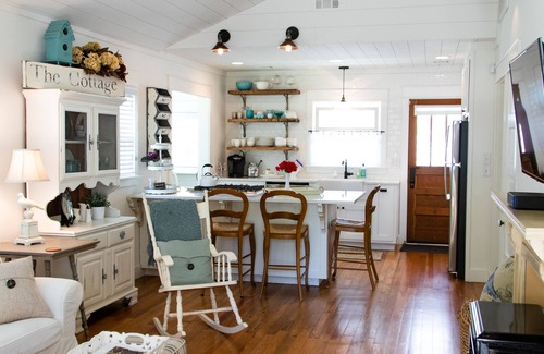 Downtown House | The Mockingbird Cottage - Charming little cottage for two in a perfect location!
