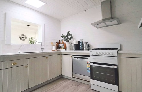 Bathurst Cottage | The Modern Victorian 200 metres from CBD