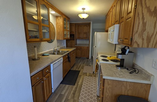 Moorhead House | The Moorhead Place. Dog friendly, warm home near colleges and medical centers