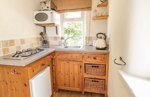 Winterborne Whitechurch Cottage | THE MOUSE HOUSE, pet friendly, with a garden in Milton Abbas