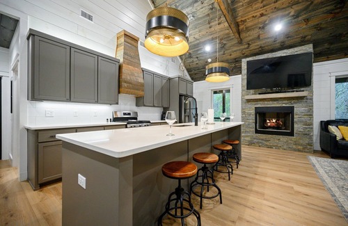 Hochatown Cabin | The Music Box|SLPS 6|2 BD|2 BTH|Hot Tub|Gas Fireplace| and More!