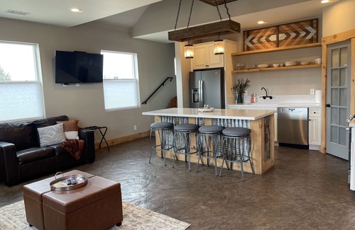 Fort Valley House | The Mustard Seed-Conveniently located w/gorgeous views @ the base of Snowbowl!