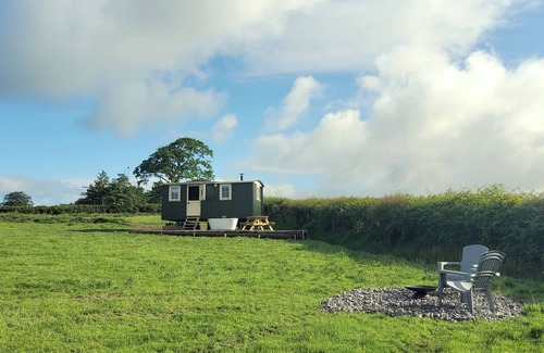 Pentrefelin Cabin | The Musterer's Hut, Outdoor Bath & Valley View
