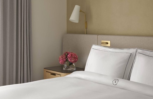 Back Bay East Hotel | The Newbury Boston, 2 Classic Fireplace Suite!