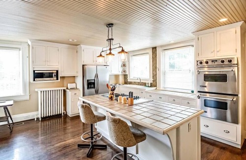 Tazewell House | The Nicketti Johnston Room