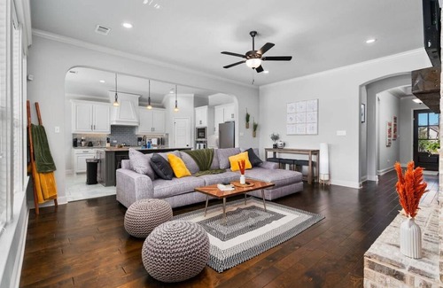Hewitt House | The Noble House. Near Magnolia & Baylor! W/Pool
