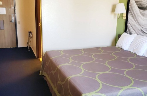 Vernal House | The Non-Smoking King Room