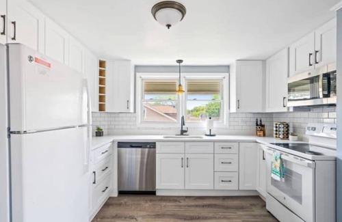 Norwood Park East Apartment | The Norwood Nook – Walkable Stay Near O’Hare & Metra!