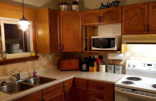 Nottawa House | The Nottawa Gem. 15 Min to Blue Mtn, 30 Min to Barrie. 2 Bedroom, 1 Bathroom.