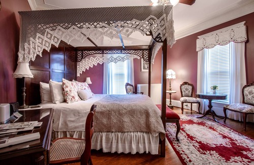 Christiansburg Bed & Breakfast | The Oaks Victorian Inn