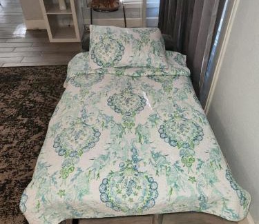Murray Hill House | ☆The Oasis in Murray Hill☆ -sleeps 8- WiFi- Cozy