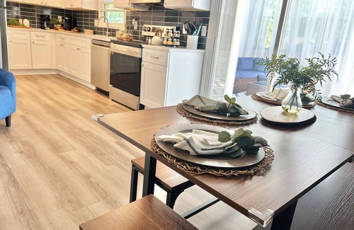 Grandview House | The Oasis:MidModern Comfort-5Bdrm 2K,3Q