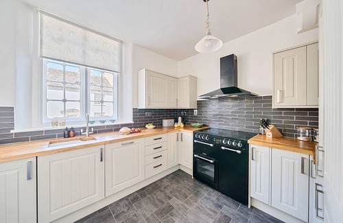 Cerne Abbas House | The Old Court House - sleeps 4 guests in 2 bedrooms