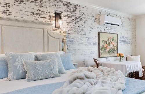 Azle Bed & Breakfast | The Old Liberty Schoolhouse