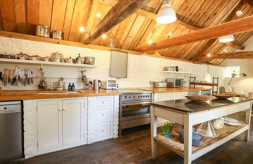 Coln St Aldwyns Cottage | THE OLD POST OFFICE, pet friendly, with open fire in Coln St Aldwyns