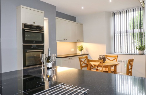 Middleton Cottage | THE OLD POST OFFICE, pet friendly, with hot tub in Wirksworth