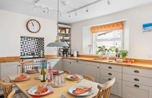 Galmpton Cottage | The Old Shop House - sleeps 6 guests in 3 bedrooms