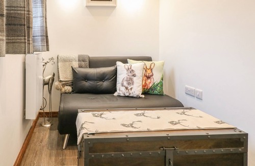 Rugeley Cottage | THE OLD SMOKEHOUSE, family friendly, with hot tub in Rugeley