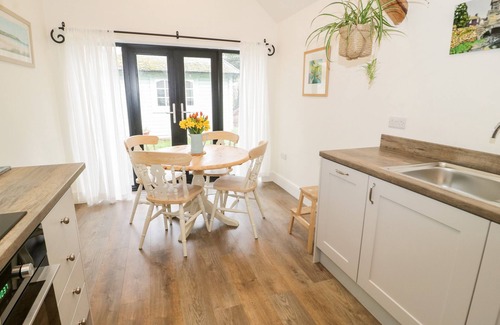 Henryd Cottage | THE OLD STABLE, with hot tub in Conwy
