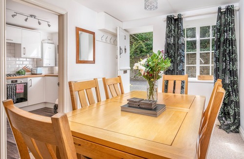Winsley Cottage | The Old Stables. Sleeps 6, just 10mins from bath by train 15mins by car
