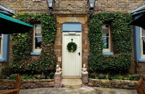 Trench Hotel | The Olde Coach House Inn
