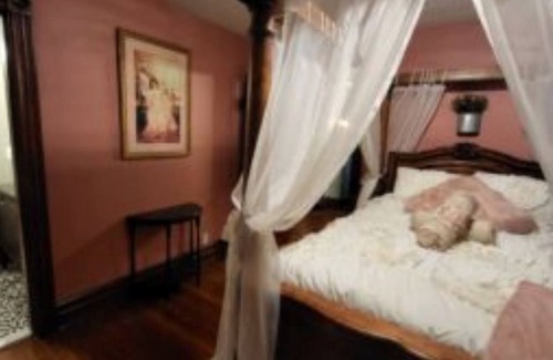 Ashfield Bed & Breakfast | THE OPERA HOUSE SUITE AT TRAILS END B&B