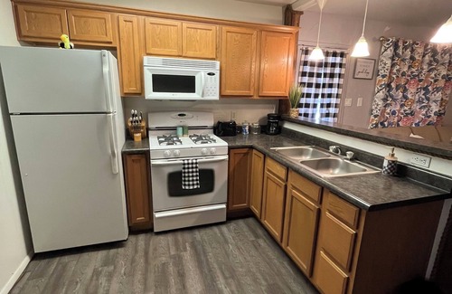 Springerville Cottage | The Ostrich House! Cozy, comfortable and private.