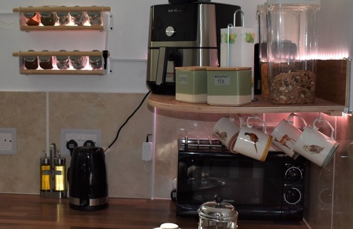 Horseheath Apartment | The Owl Box: Self-contained Private Annex & Garden, kitchen, breakfast