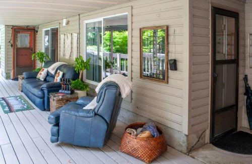 Pleasant Valley House | The Owls Nest with Hot Tub and Forest Views!