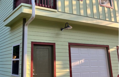 Oakhurst House | The Owl’s Perch – Comfortable 2 Bed and 2 Bath ADU Home with Parking