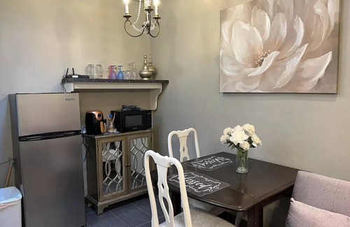 Roswell Apartment | The Palace Cottage w/private Hot tub