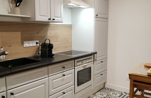 Poteries Apartment | "the patio" outdoor space, air conditioning and calm.