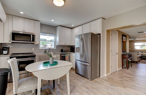 Horton Shores House | The Peaceful Palm in Central Beach