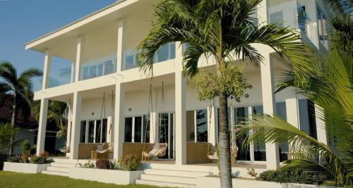 Hu'u Hotel | The Peak Surf House