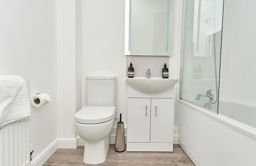Ventnor Apartment | The Penthouse - Stunning 3 Bed Apt With Sea View Glimpses & Parking - The Perfect Choice For Families, Small Groups & Business Travellers - Dog Friendly - Super Fast Wi-Fi - 1000 Mbps - Close To Ventnor, Shanklin & Sandown - 5 mins To Beach - 19