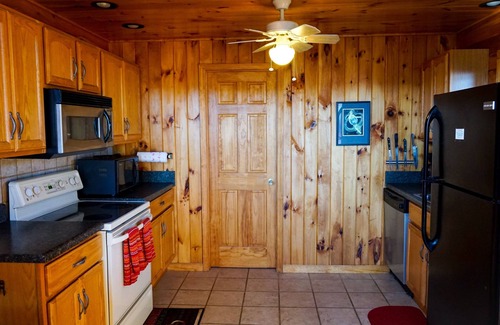Little Switzerland Cabin | The Perch Cabin with Hot tub. Uncomparible Panoramic view!