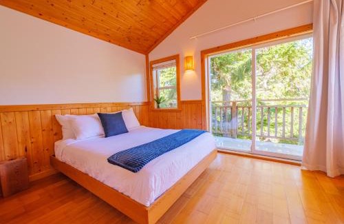 Ucluelet House | The Perch Modern 2 Bed Cabin with Patio and Hot Tub