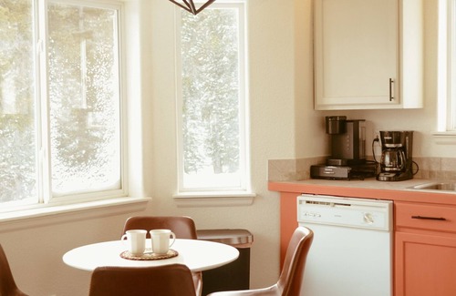 Valley of the Sun House | The Perfect Getaway Cabin- Mt. Views- Wood Stove