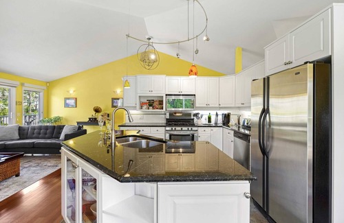 Dilworth Mountain Estates House | The Perfect Kelowna Getaway + Hot tub+2 Fireplaces