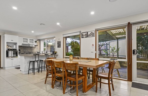 Tullamarine House | The Perfect Transit, Large, w/Game Room + Alfresco, 5min/Airport - 15min City